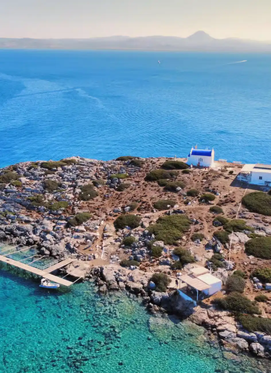 Dia Island coastline seen during a Dia Island Boat Trip