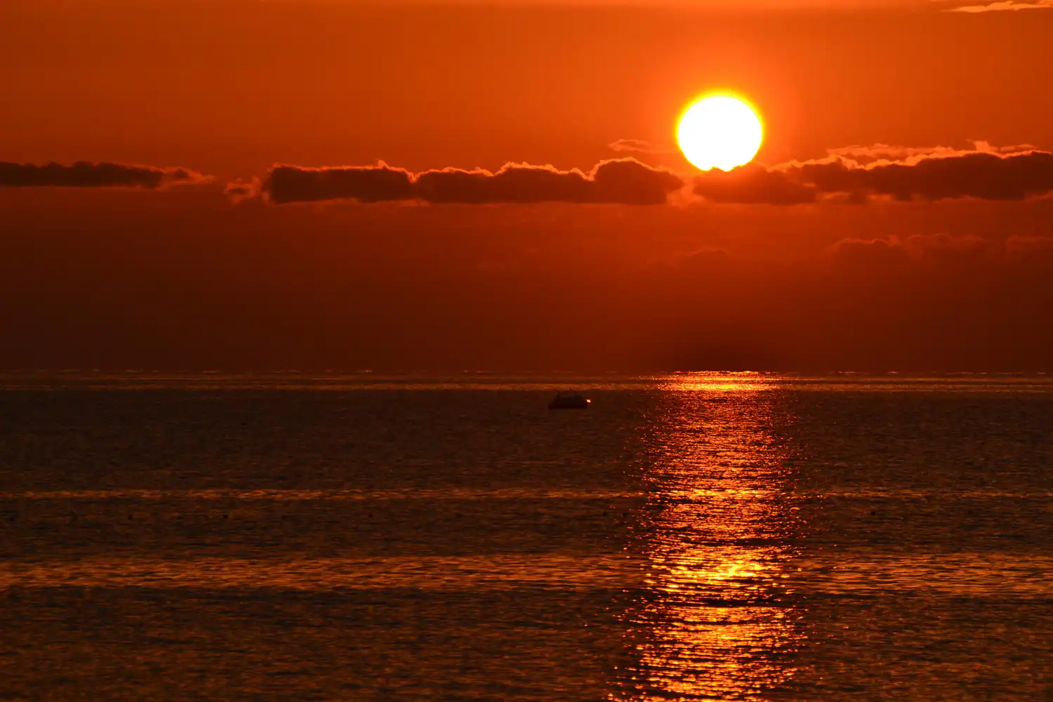 Day cruise vs sunset cruise from Heraklion illustrated by the changing light at sea